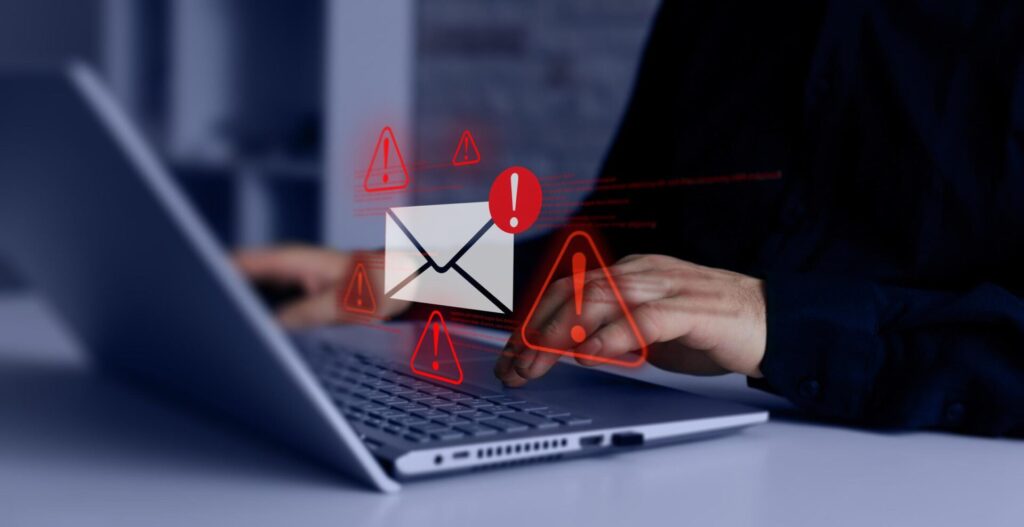 Pessoa utilizando computador e smartphone em ambiente escuro enquanto analisa um possível site falso, representando segurança digital e prevenção contra golpes na internet.